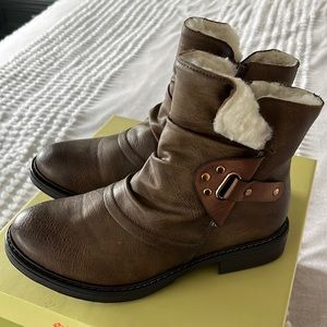 BNIB Brown boots